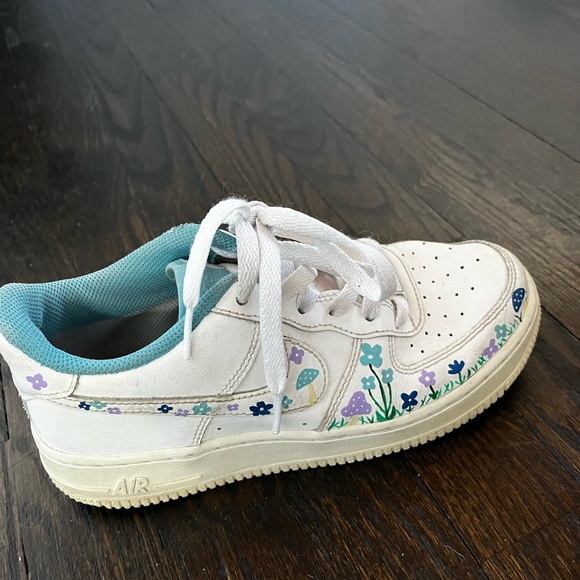 Custom painted AF1s with little mushrooms and flowers - Picture 3 of 4
